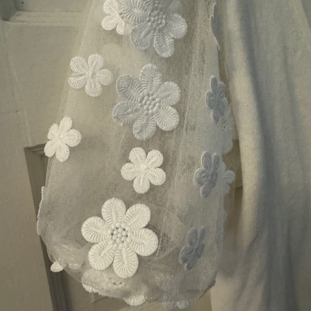 French Connection White Knit Cotton Top with Floral Appliqué Sleeves Worn Once L - Picture 5 of 8